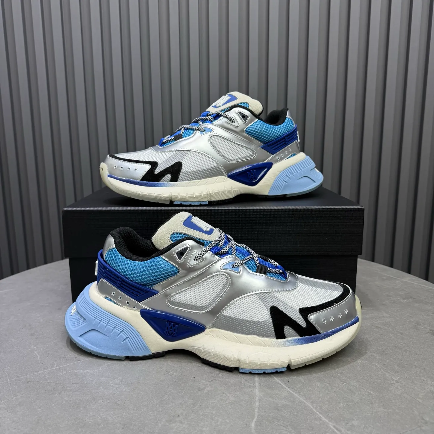 [AMIRI Amir] P: 760💰Size for couples: Female 35-40; Male 39-44; (Customized at 45.46) AMIRI Amir New Autumn and Winter Products New Autumn Latest Catwalk Couple Color Block Bread Casual Sports Shoes Series 〰 Casual fashion style full of details New generation of bone shoes popular classic upgrades Super comfortable and super popular! AUTRY is an exclusive version of AUTRY couple casual shoes from a high street brand in Los Angeles. Many celebrity Internet celebrities have the same style. Chinese new rapper Xiaobai Gali, Wang Yibo, Yang Mi and other Internet celebrity bloggers are competing for their feet. The three-dimensional molded metal logo on the side of the AJ1 shoe is on par with Nike's popular Fog. The heroic value instantly has a bit of punk rock flavor, all showing fashion sense and street style... ▪ Upper: original custom-made cowhide + original custom-made breathable mesh ▪Inner lining: original customized breathable mesh ▪Outsole: original molded two-color TPU rubber combination outsole.